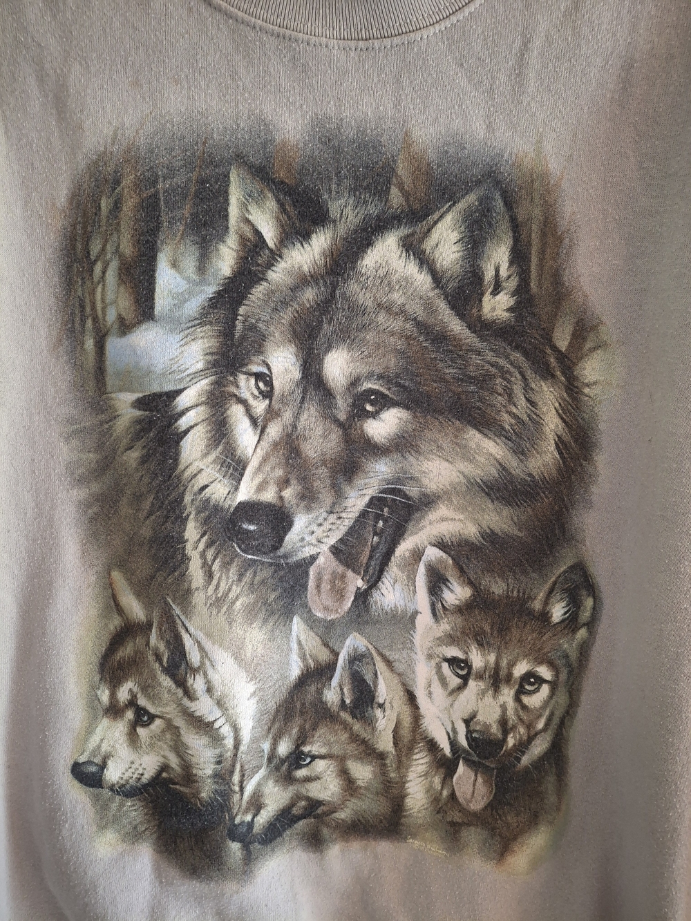 Vintage Fruit of the Loom Light Gray Wolf Family Crewneck - Picture 2 of 3